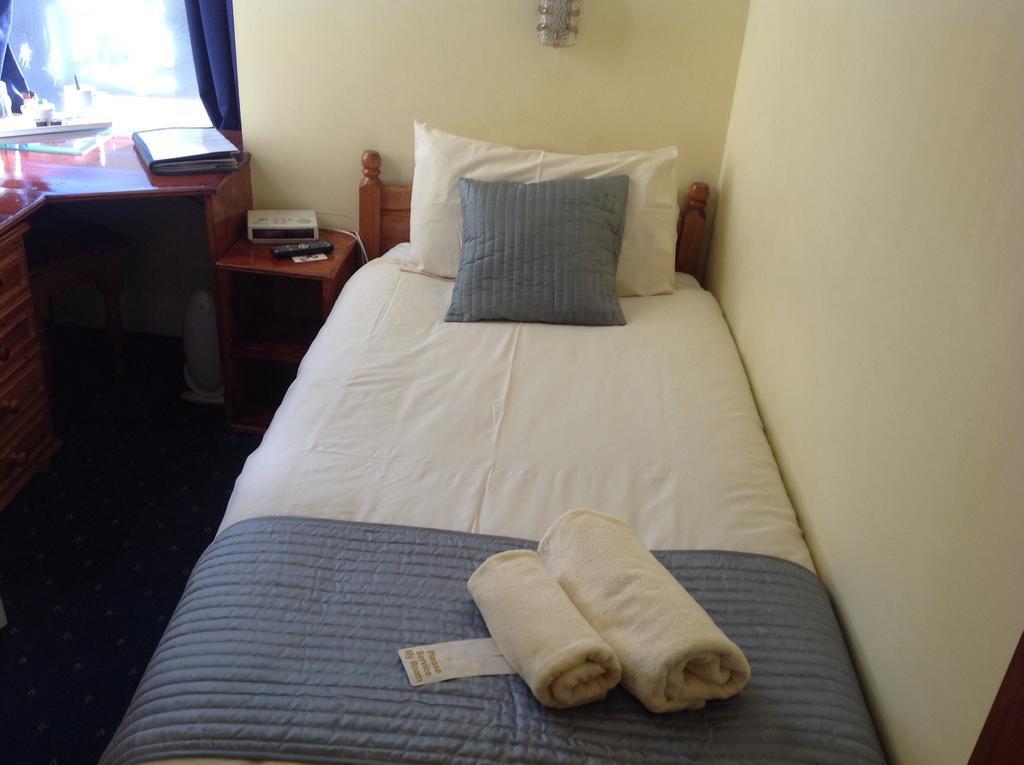 Cubbon House Hotel Douglas Room photo